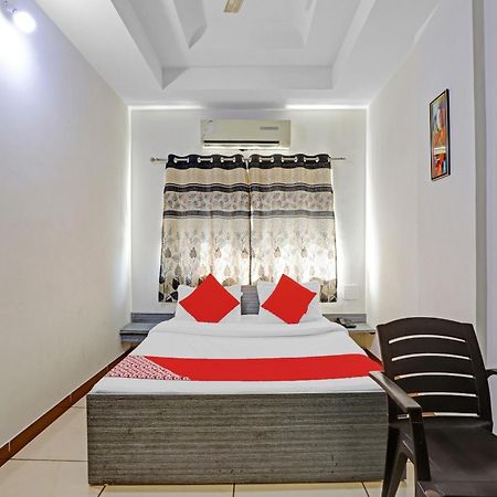 Hotel Velvet Rajkot Bagian luar foto