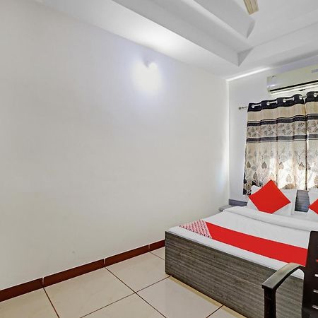 Hotel Velvet Rajkot Bagian luar foto