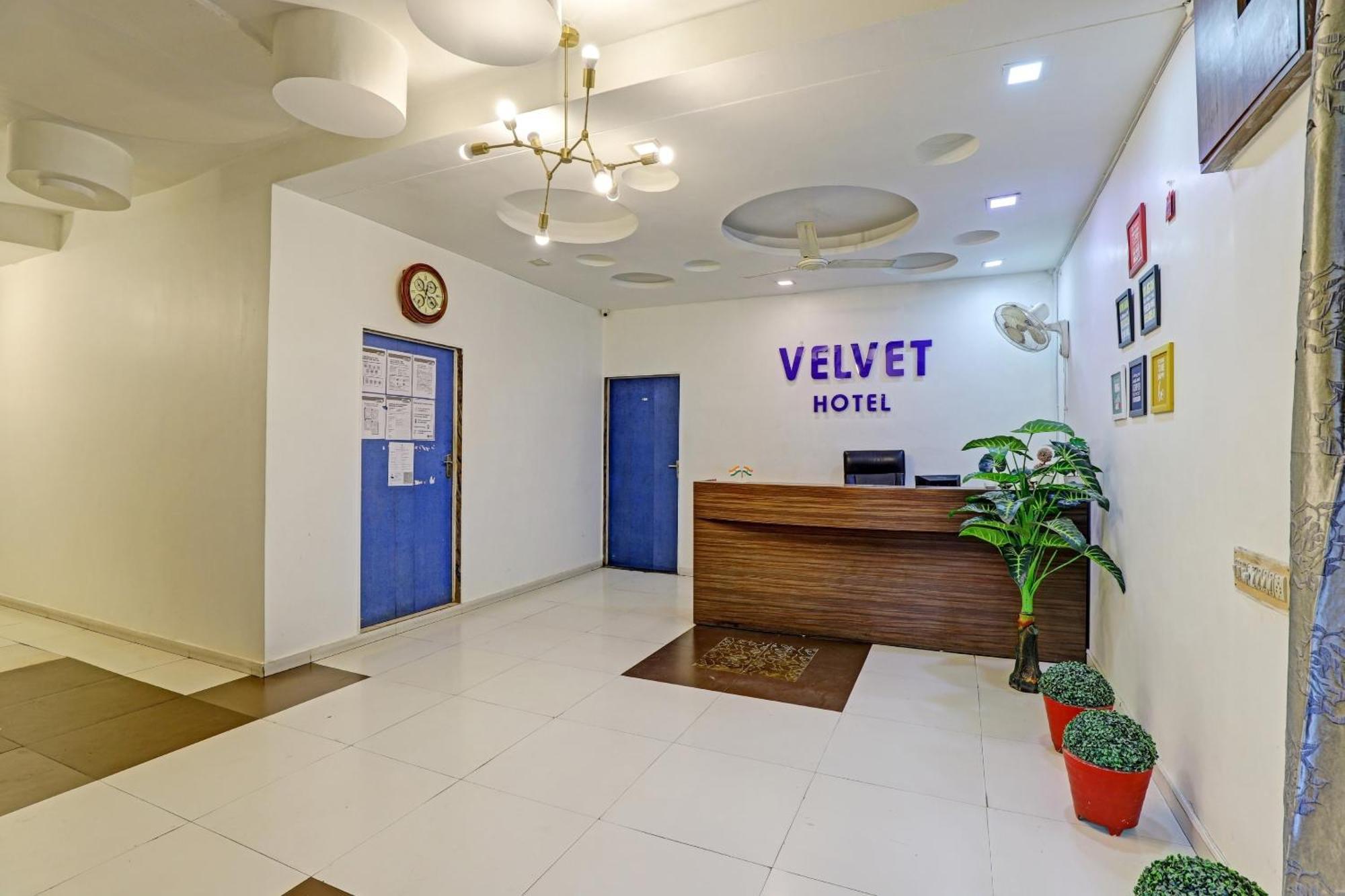 Hotel Velvet Rajkot Bagian luar foto