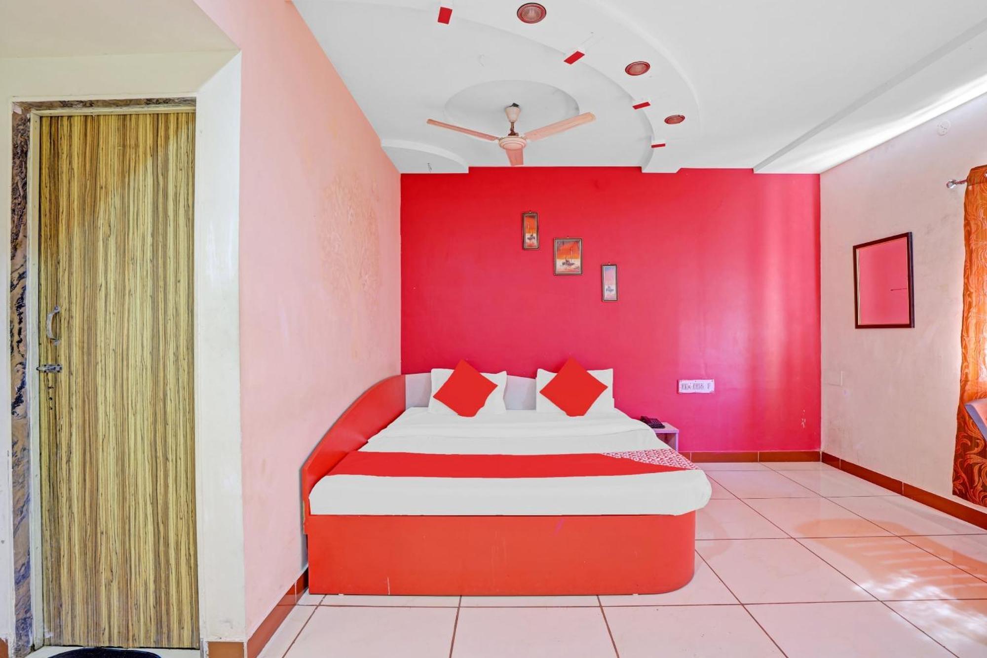 Hotel Velvet Rajkot Bagian luar foto
