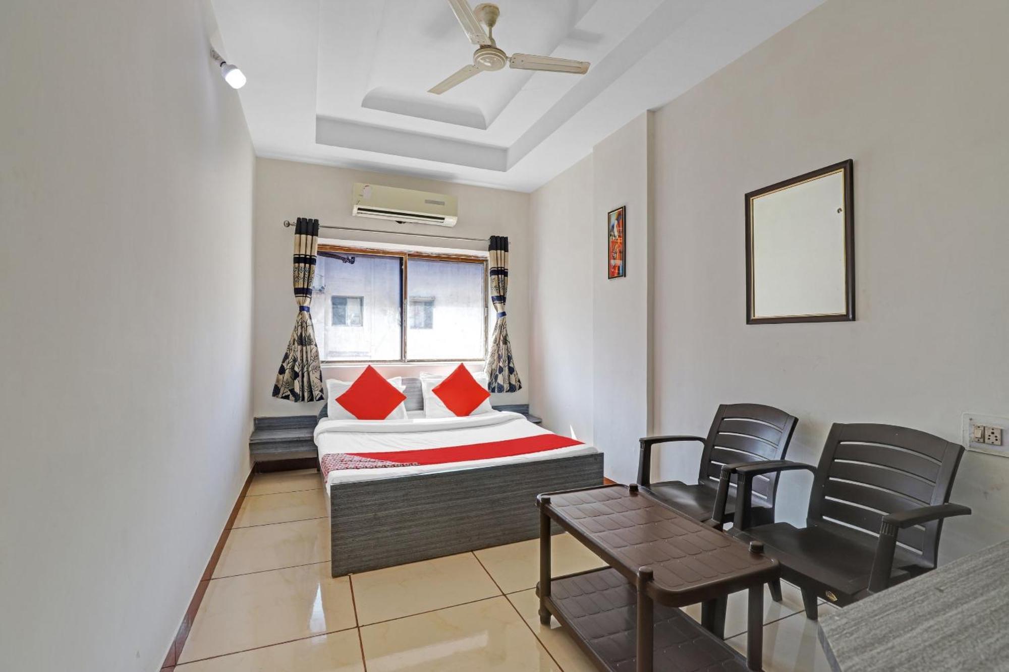 Hotel Velvet Rajkot Bagian luar foto