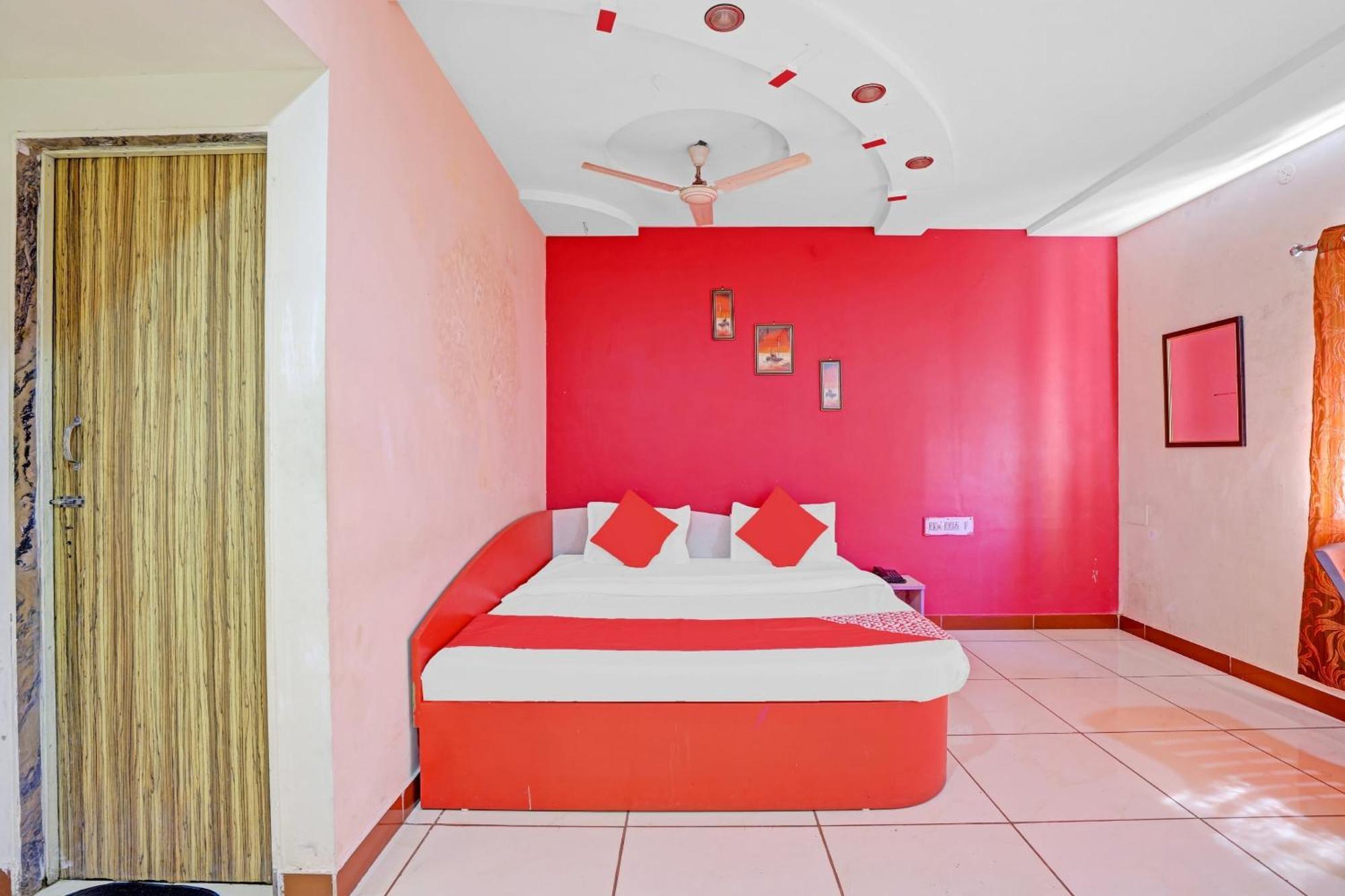 Hotel Velvet Rajkot Bagian luar foto