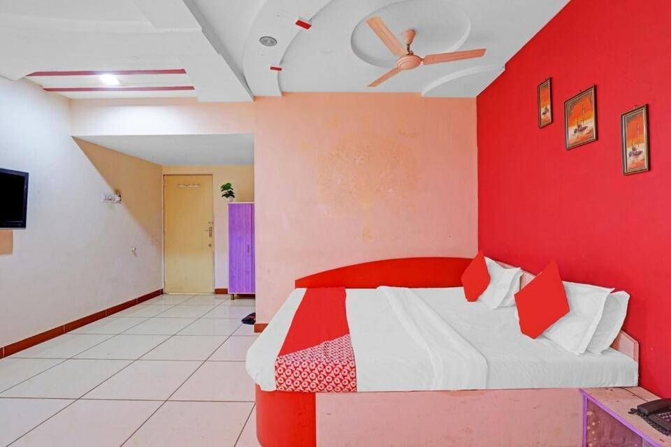 Hotel Velvet Rajkot Bagian luar foto