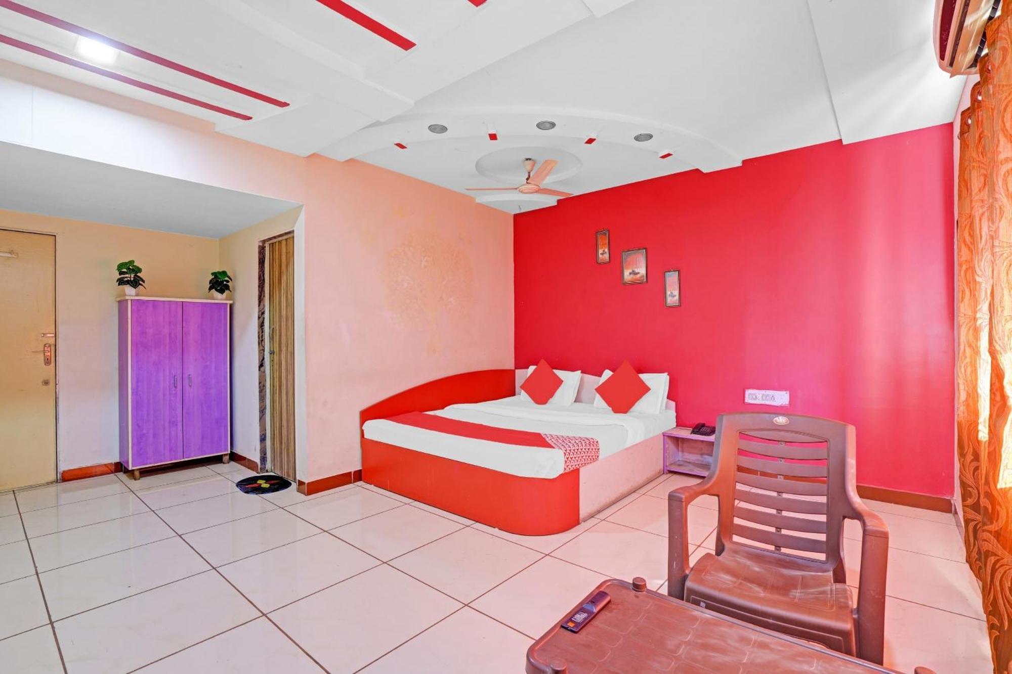 Hotel Velvet Rajkot Bagian luar foto