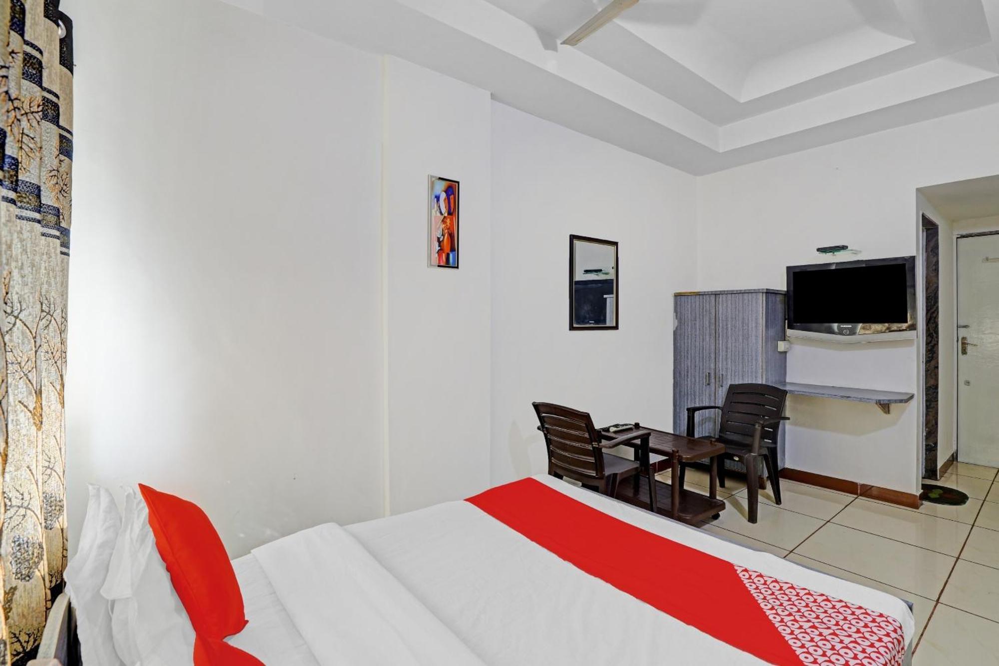 Hotel Velvet Rajkot Bagian luar foto