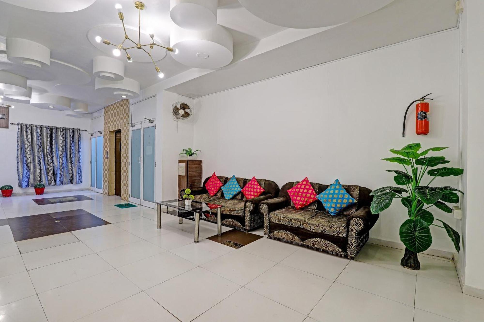Hotel Velvet Rajkot Bagian luar foto