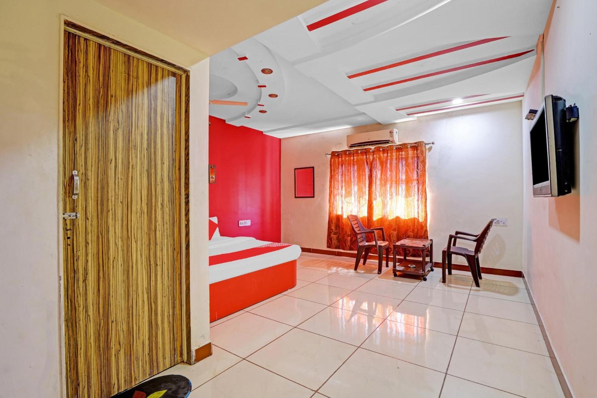Hotel Velvet Rajkot Bagian luar foto