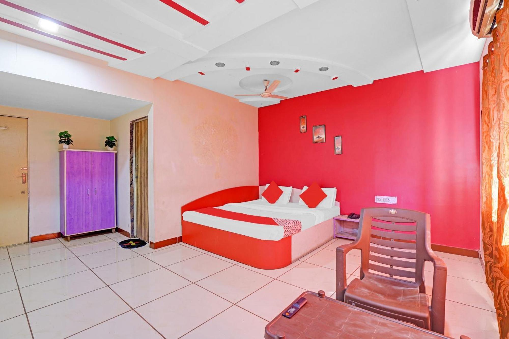 Hotel Velvet Rajkot Bagian luar foto