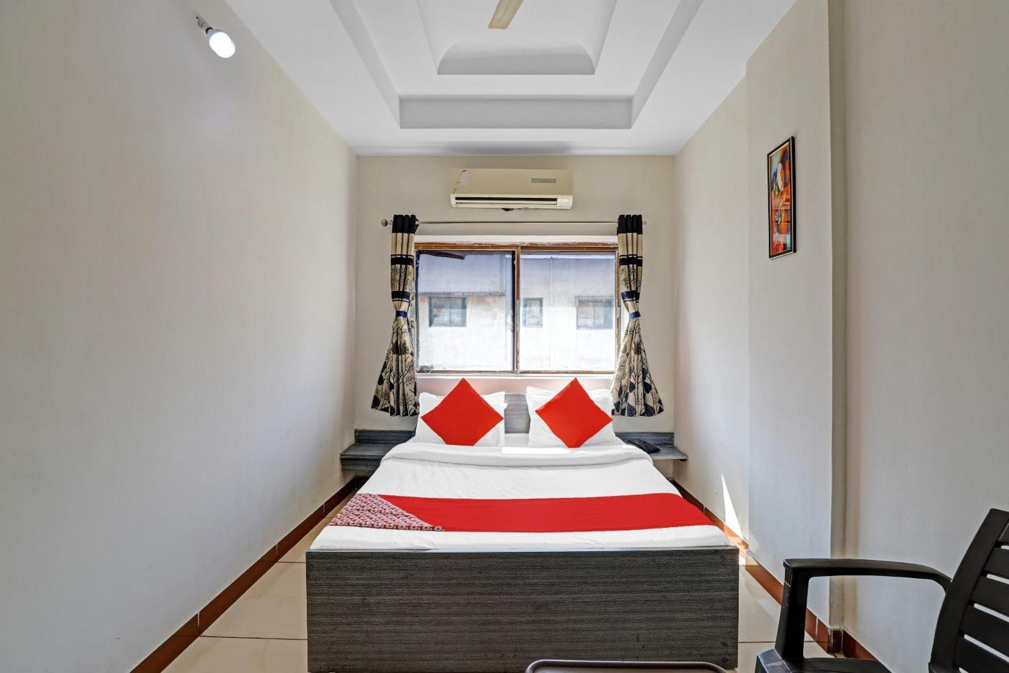 Hotel Velvet Rajkot Bagian luar foto