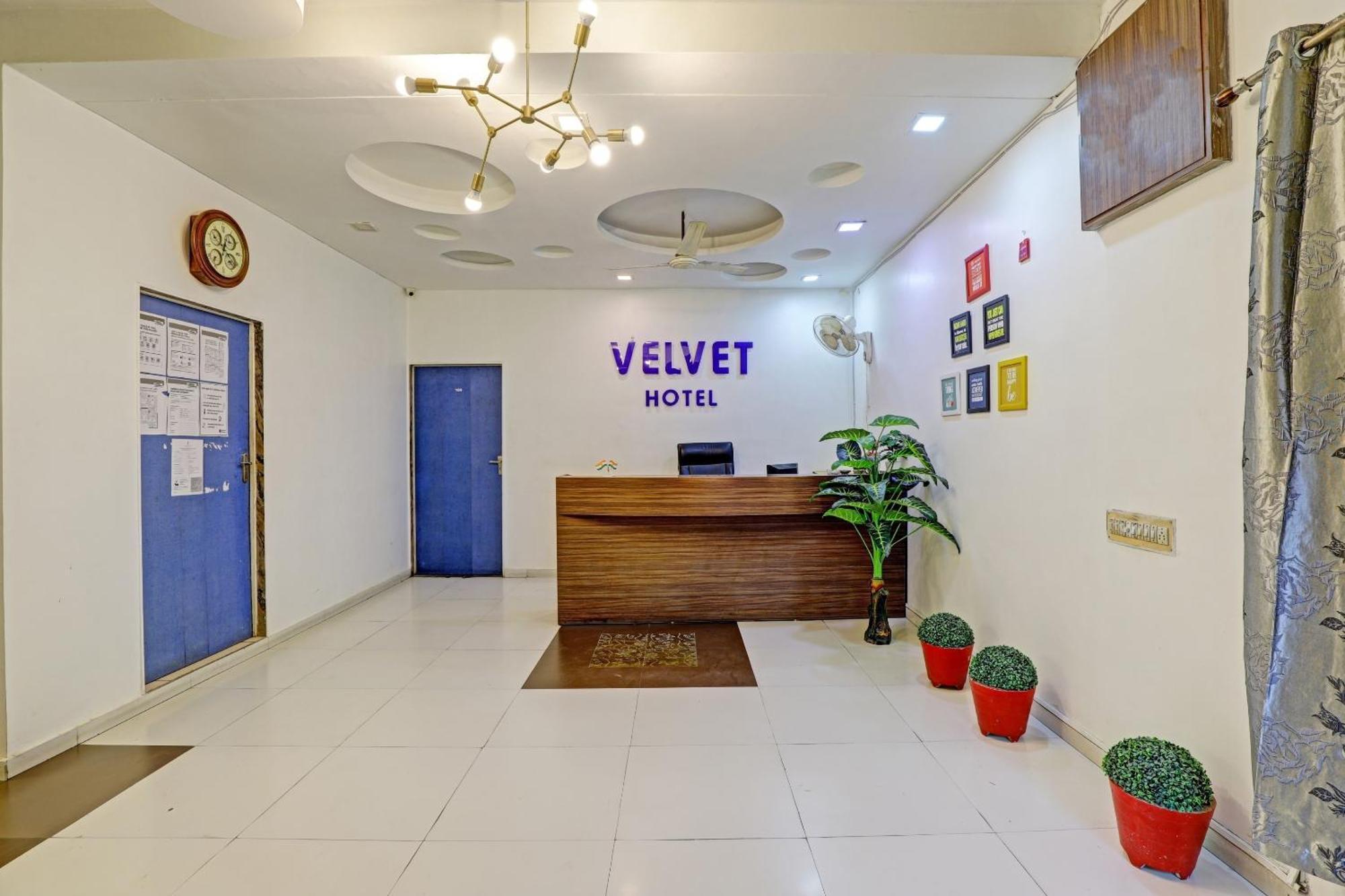 Hotel Velvet Rajkot Bagian luar foto