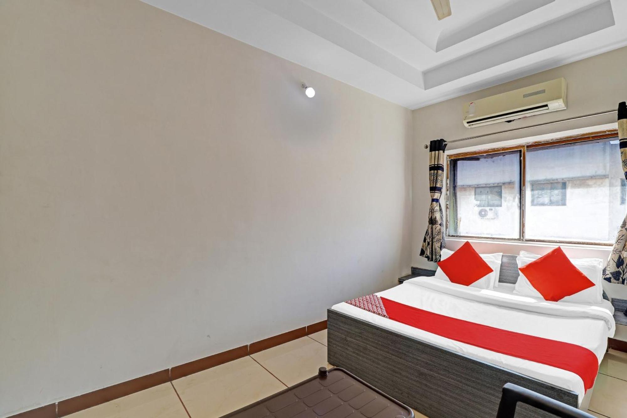 Hotel Velvet Rajkot Bagian luar foto