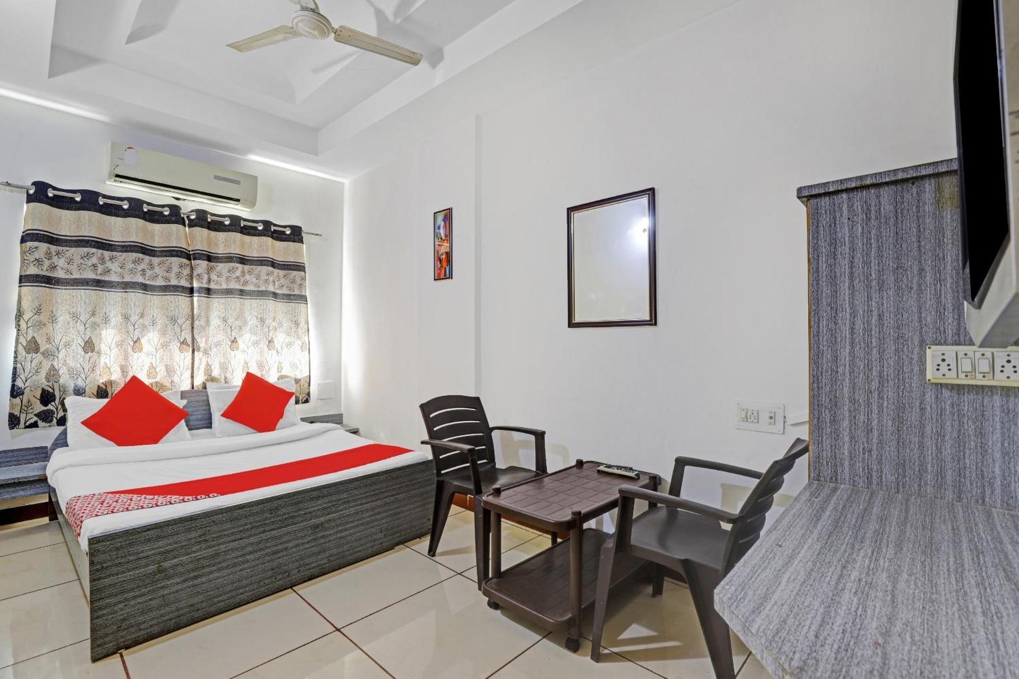 Hotel Velvet Rajkot Bagian luar foto