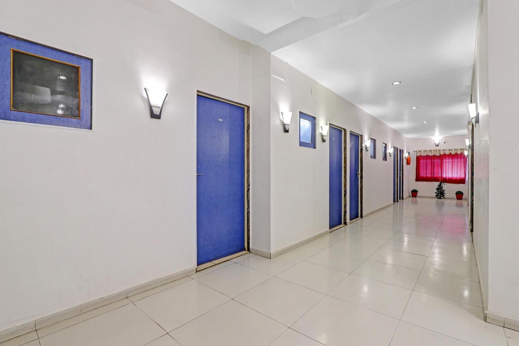 Hotel Velvet Rajkot Bagian luar foto
