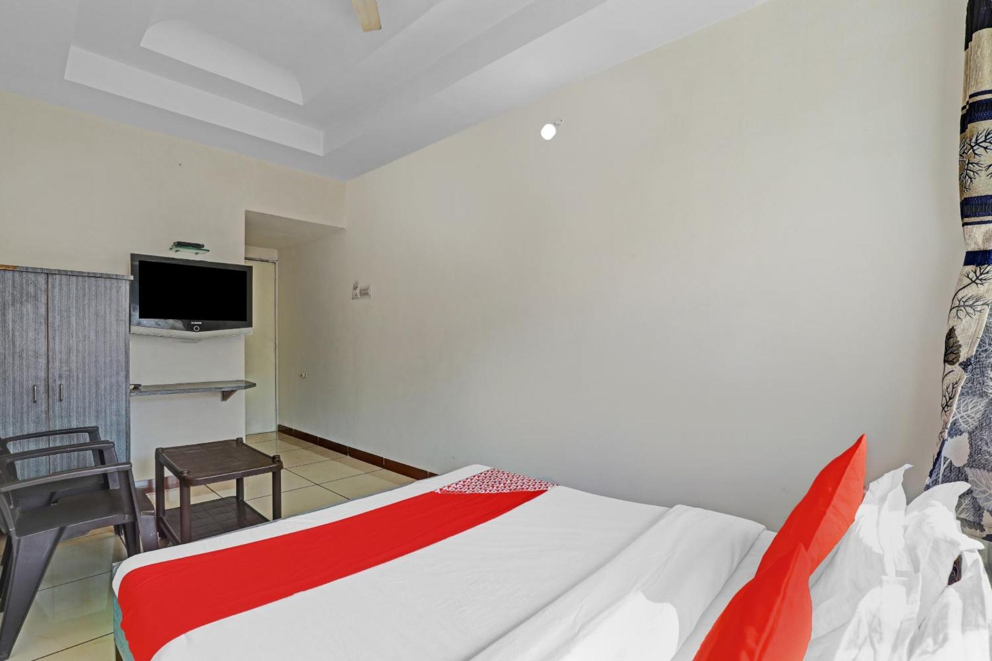 Hotel Velvet Rajkot Bagian luar foto