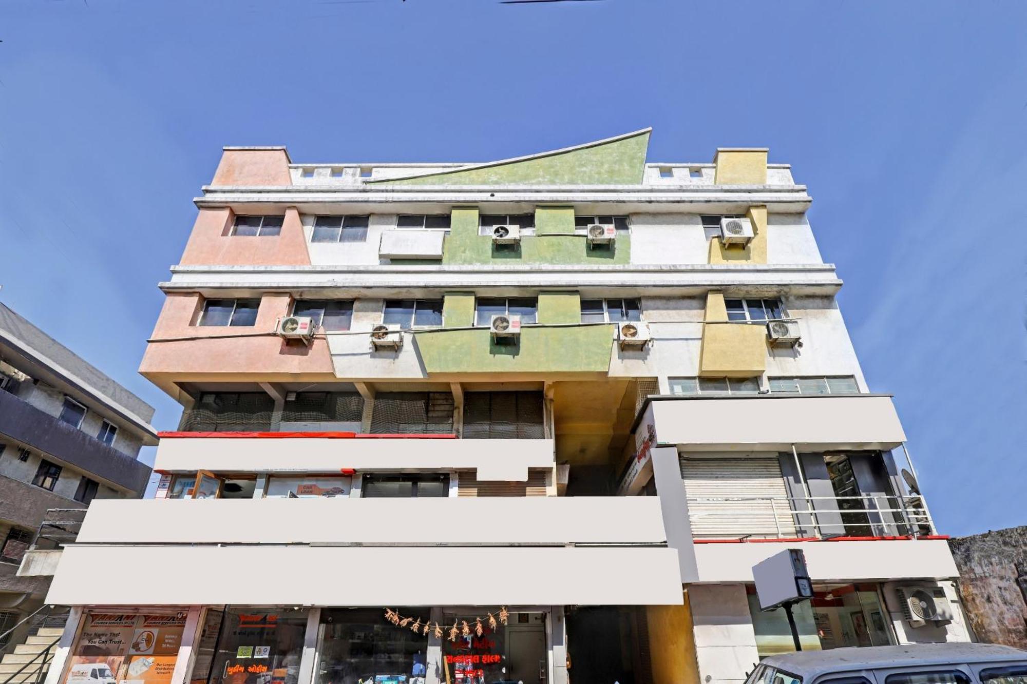 Hotel Velvet Rajkot Bagian luar foto