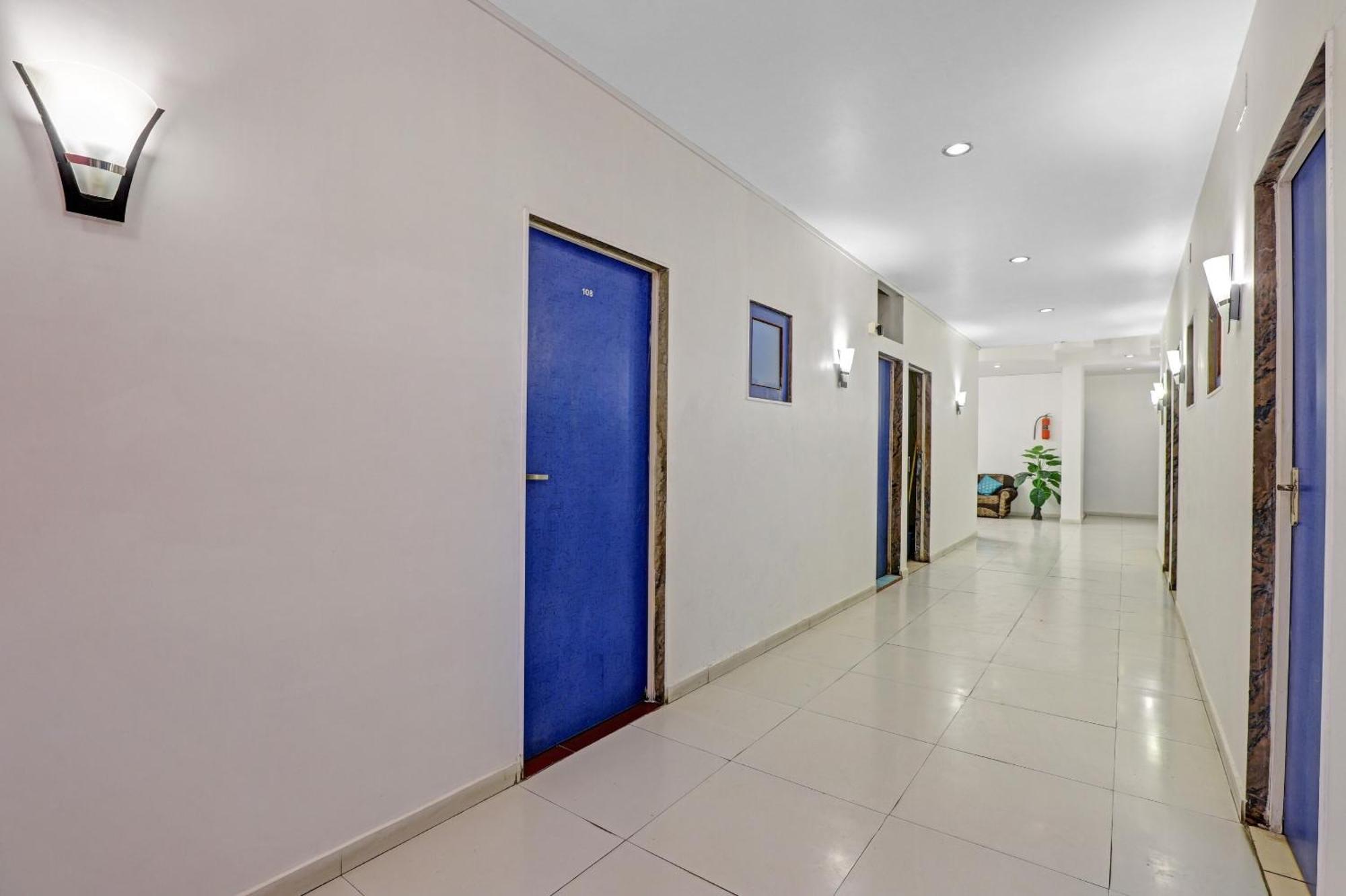 Hotel Velvet Rajkot Bagian luar foto