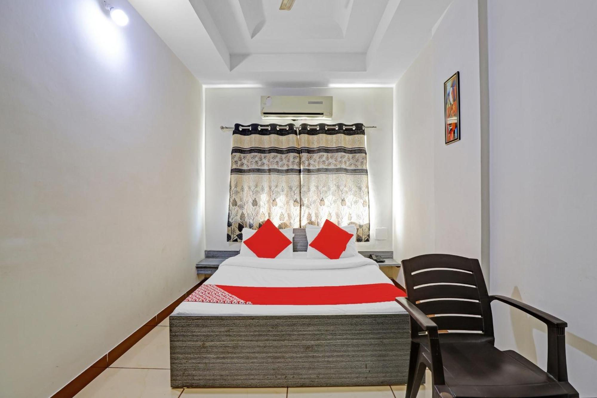 Hotel Velvet Rajkot Bagian luar foto