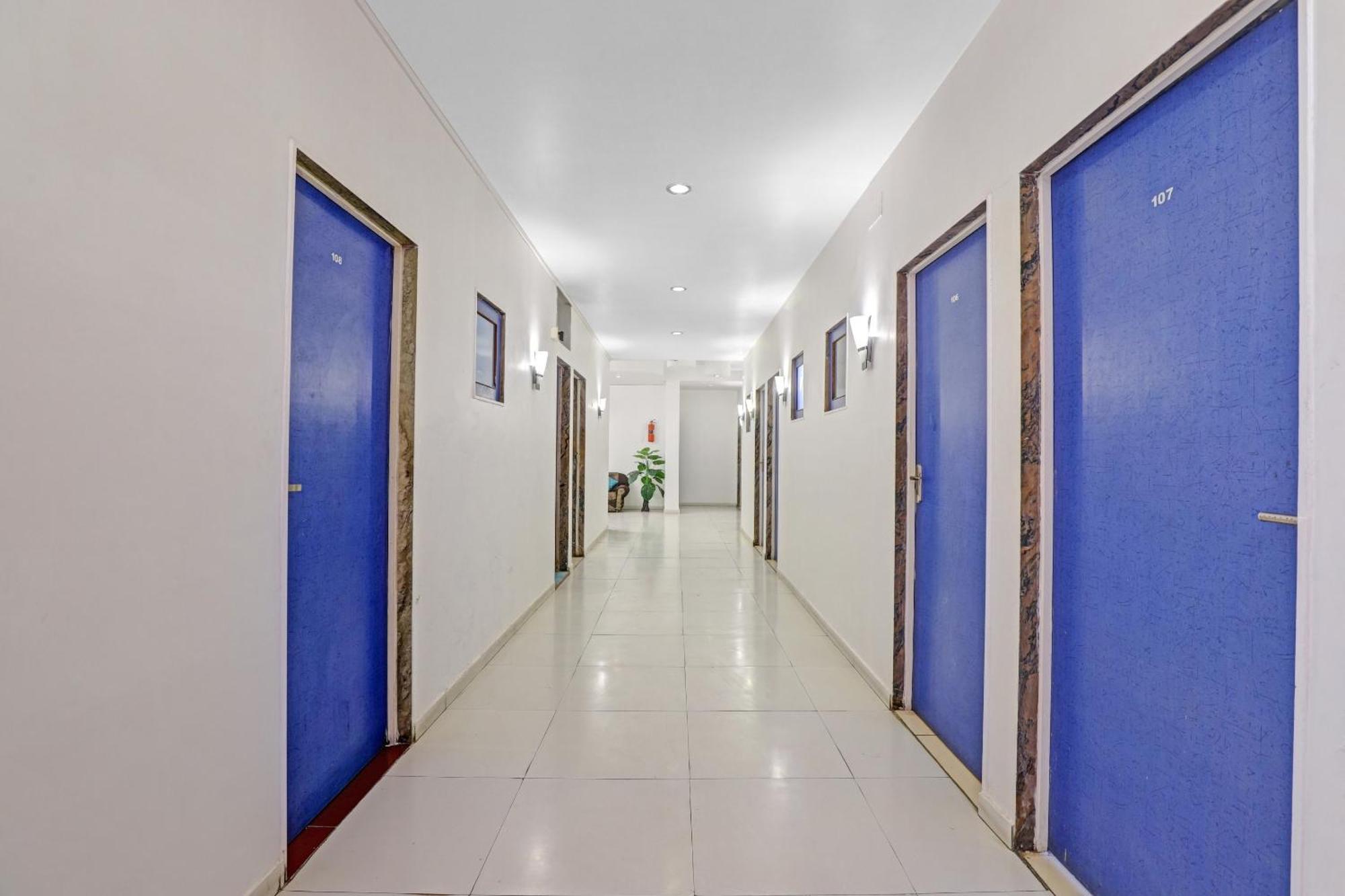 Hotel Velvet Rajkot Bagian luar foto