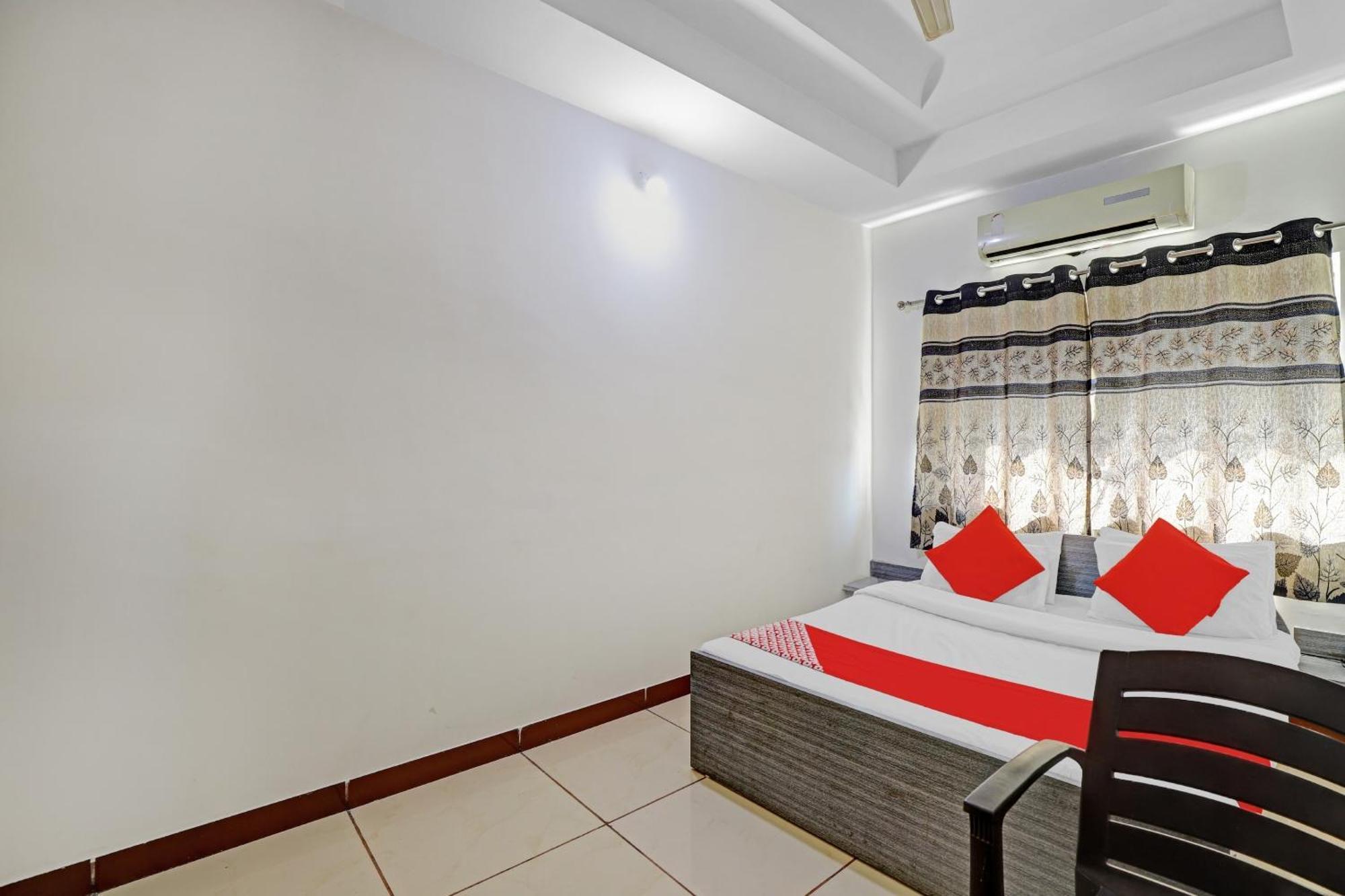 Hotel Velvet Rajkot Bagian luar foto